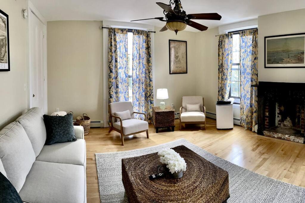 Historic Corner Apartment With Patio & Off Street Parking Portland Exterior photo