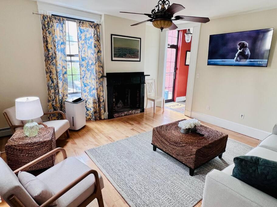Historic Corner Apartment With Patio & Off Street Parking Portland Exterior photo